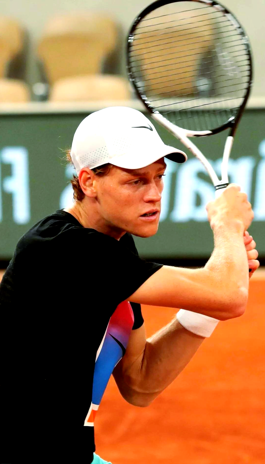 拉沃尔杯轻取法网，辛纳点燃赛场