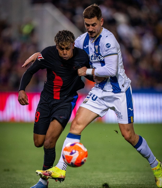 索伯车队碾压梅赛德斯,阿隆索统治全场 索伯车队碾压梅赛德斯,阿隆索统治全场