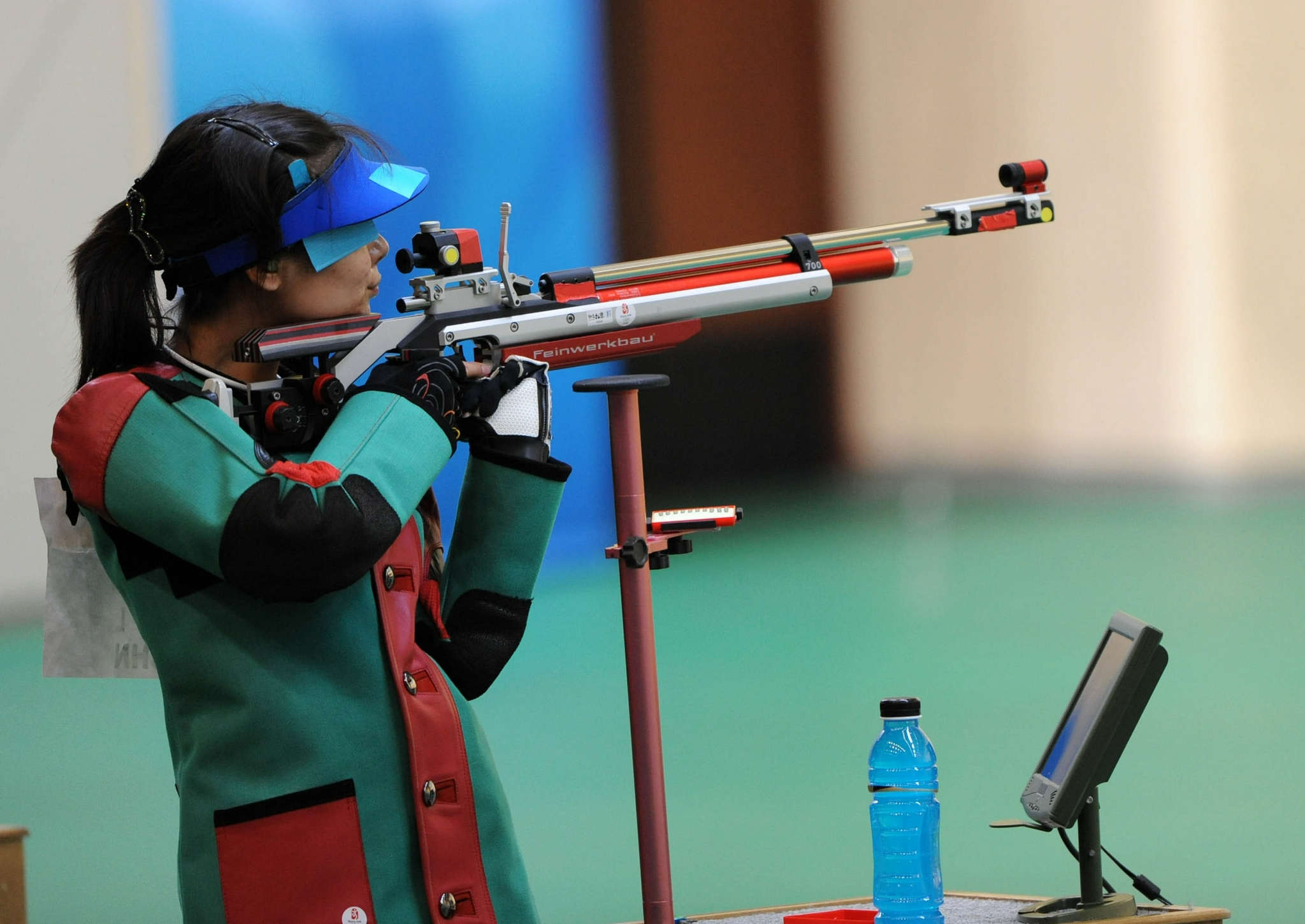 激战胜利：射击选手笑迎银牌