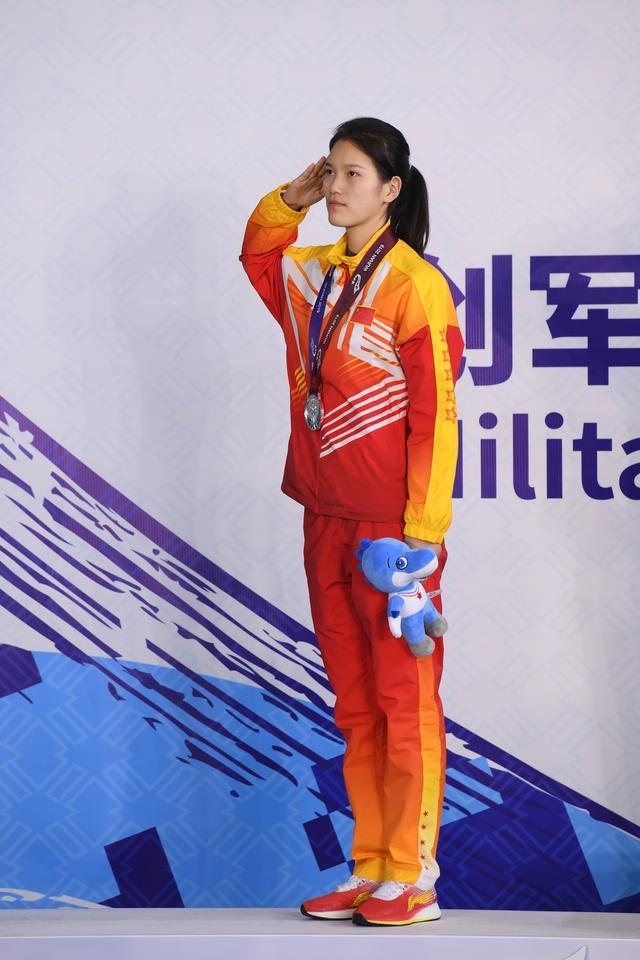 激战胜利：射击选手笑迎银牌