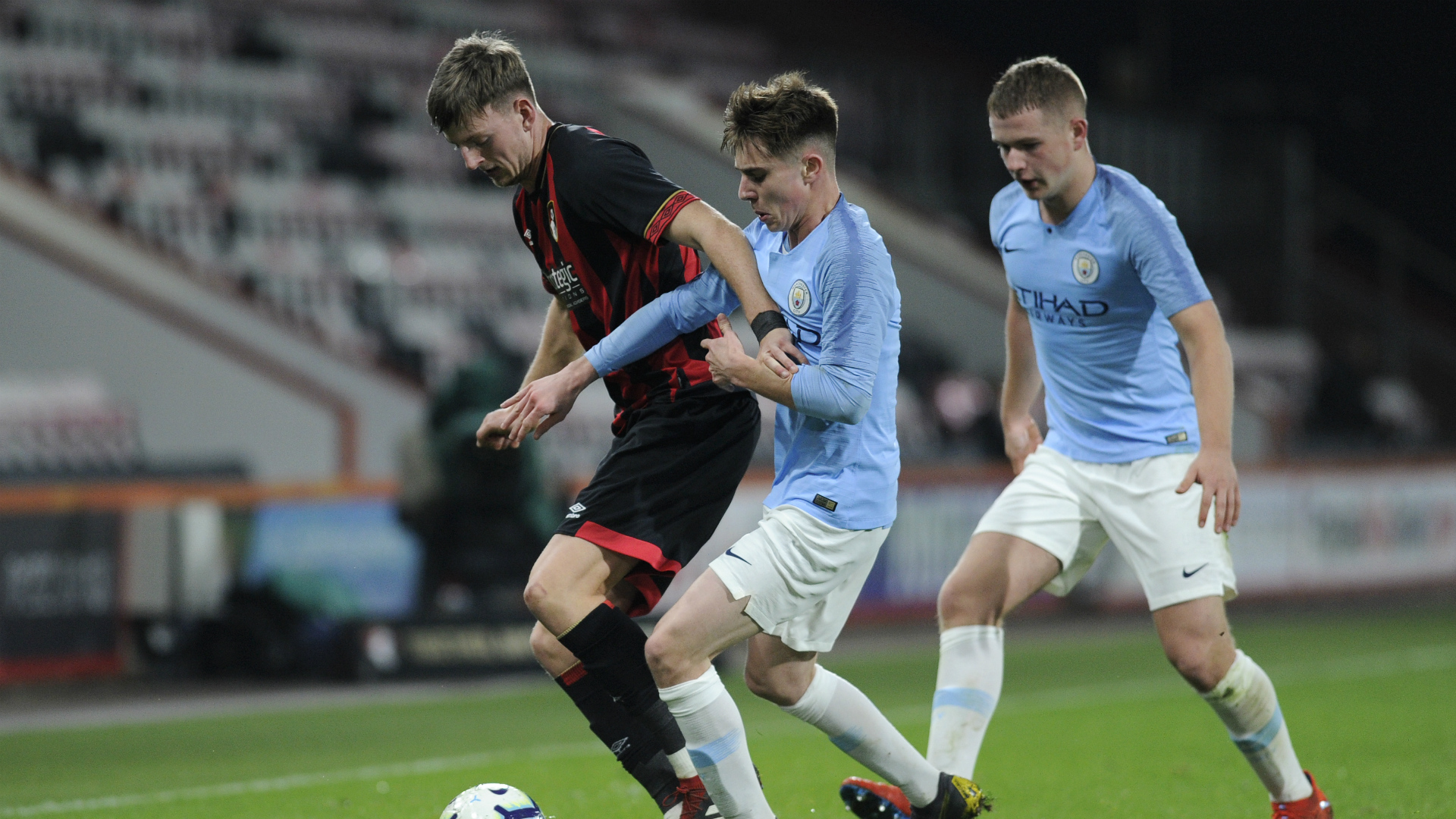 曼城迎战瓦朗谢纳竞技状态备受关注