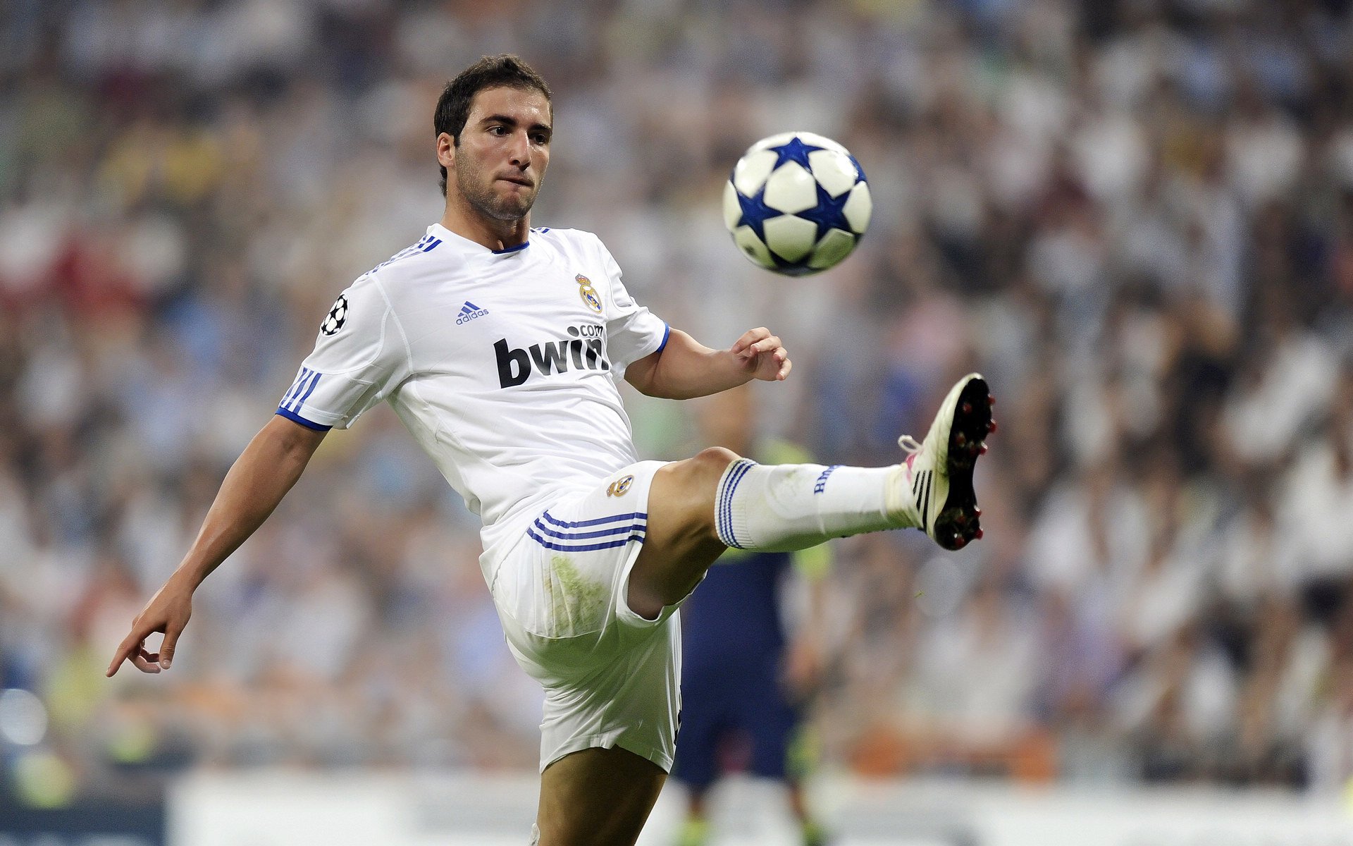 戈麦斯扛起全队，利物浦制霸尼日利亚，红军的非洲心脏与坚韧之魂